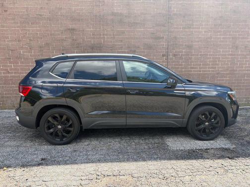 Deep Black Pearl 2023 Volkswagen Taos 1.5T SE