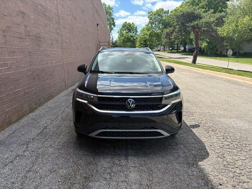 Deep Black Pearl 2023 Volkswagen Taos 1.5T SE