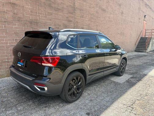 Deep Black Pearl 2023 Volkswagen Taos 1.5T SE