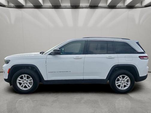 Bright White Clearcoat 2024 Jeep Grand Cherokee Laredo