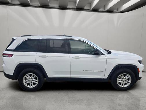 Bright White Clearcoat 2024 Jeep Grand Cherokee Laredo