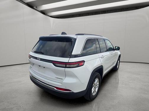 Bright White Clearcoat 2024 Jeep Grand Cherokee Laredo