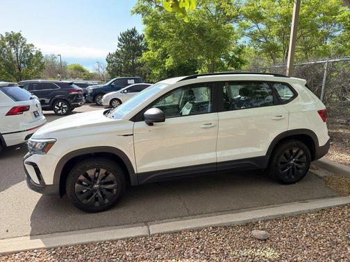 Pure White 2022 Volkswagen Taos 1.5T S