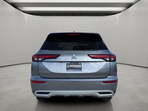 Mercury Gray Metallic 2023 Mitsubishi Outlander SE 2.5 2WD
