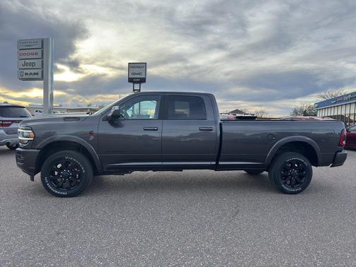2022 RAM 3500 Laramie Crew Cab 4x4 8' Box