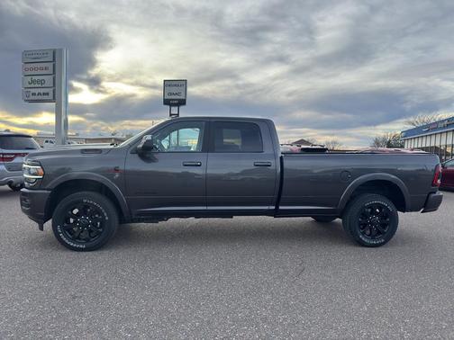 2022 RAM 3500 Laramie Crew Cab 4x4 8' Box