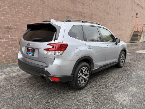 Ice Silver Metallic 2019 Subaru Forester Premium