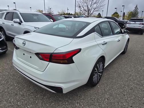 Glacier White 2025 Nissan Altima SV FWD