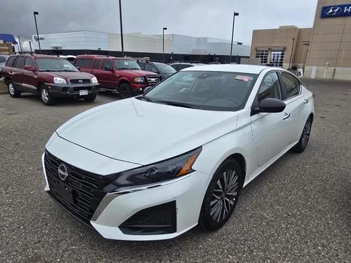 Glacier White 2025 Nissan Altima SV FWD