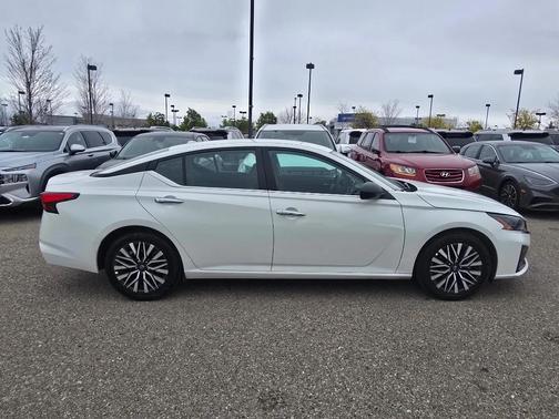Glacier White 2025 Nissan Altima SV FWD