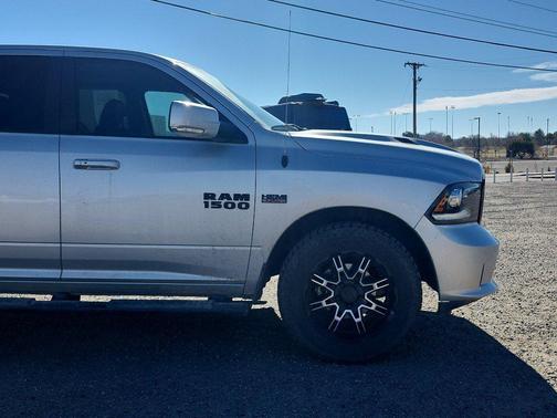 2017 RAM 1500 Night Crew Cab 4x4 5'7' Box