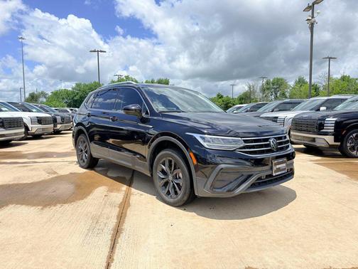 Deep Black Pearl 2024 Volkswagen Tiguan 2.0T SE