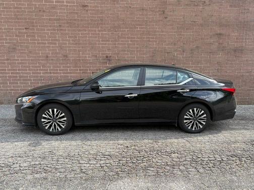 Super Black 2025 Nissan Altima SV FWD