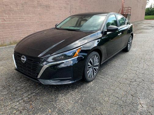 Super Black 2025 Nissan Altima SV FWD