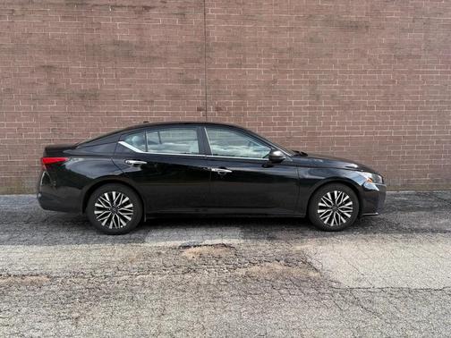 Super Black 2025 Nissan Altima SV FWD