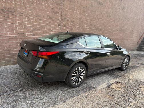 Super Black 2025 Nissan Altima SV FWD