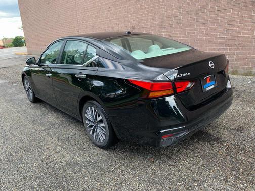 Super Black 2025 Nissan Altima SV FWD