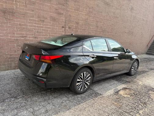 Super Black 2025 Nissan Altima SV FWD