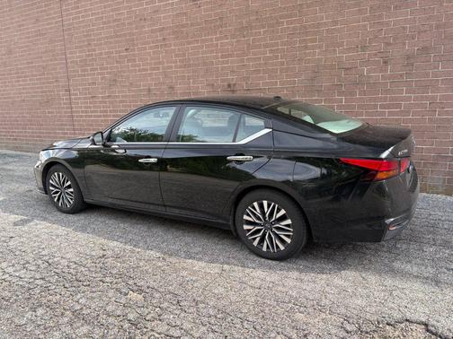 Super Black 2025 Nissan Altima SV FWD