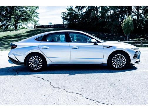 2024 Hyundai SONATA Hybrid SE