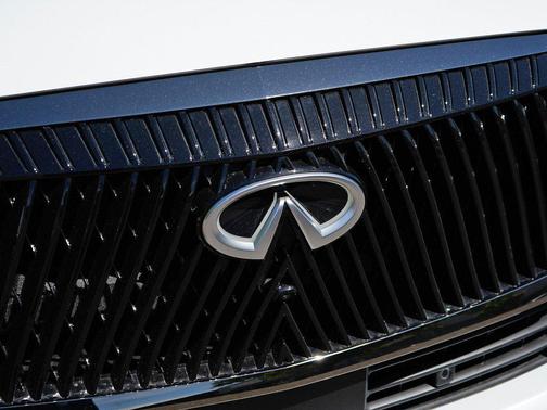 Radiant White/Black Obsidian 2026 INFINITI QX80 AUTOGRAPH AWD