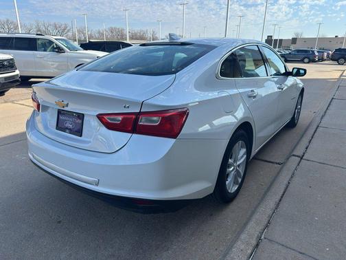 Iridescent Pearl Tricoat 2018 Chevrolet Malibu LT