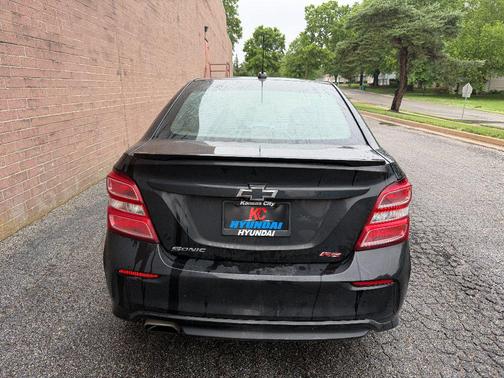 Mosaic Black Metallic 2019 Chevrolet Sonic LT