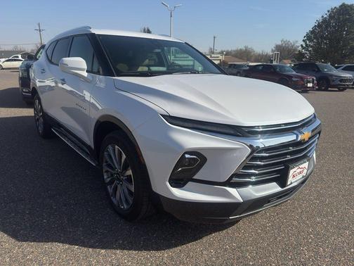 Iridescent Pearl Tricoat 2025 Chevrolet Blazer Premier