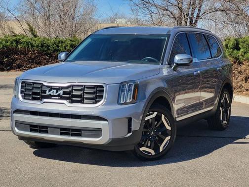 Everlasting Silver 2023 Kia Telluride S