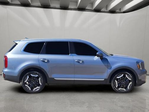 Everlasting Silver 2023 Kia Telluride S