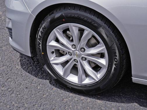 Silver Ice Metallic 2020 Chevrolet Malibu FWD LT