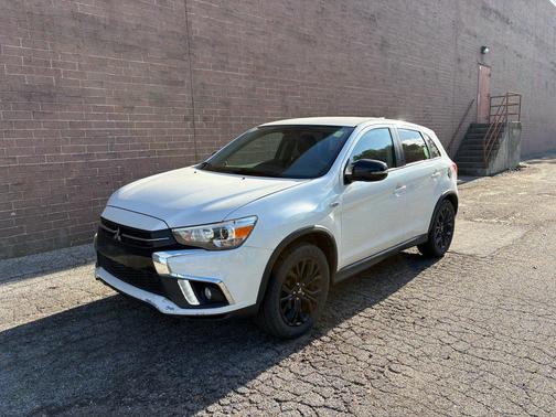 Diamond White Pearl 2018 Mitsubishi Outlander Sport 2.0 LE