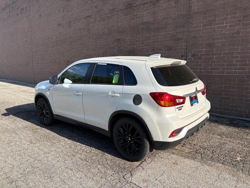 Diamond White Pearl 2018 Mitsubishi Outlander Sport 2.0 LE
