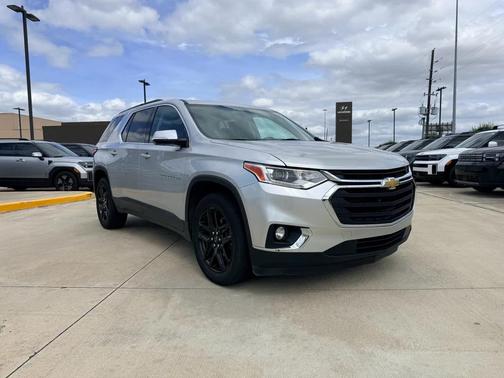 Silver Ice Metallic 2019 Chevrolet Traverse LT Cloth
