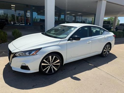 Pearl White Tricoat 2022 Nissan Altima SR Intelligent AWD