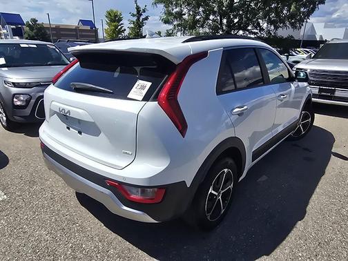 Snow White Pearl 2024 Kia Niro EX