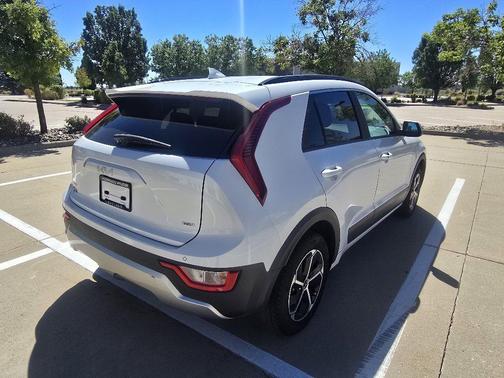 Snow White Pearl 2024 Kia Niro EX
