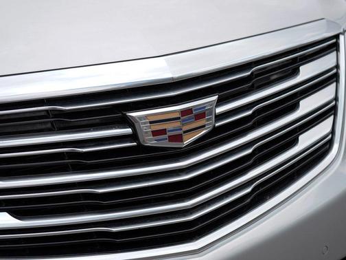 Radiant Silver Metallic 2019 Cadillac XT5 Luxury