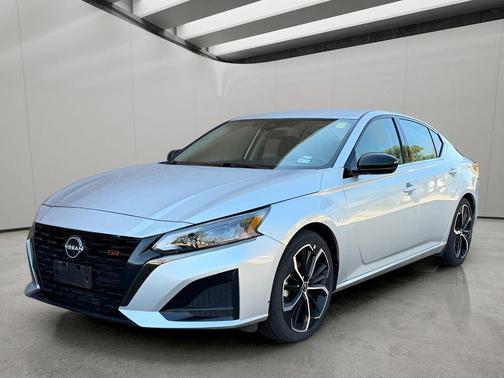Brilliant Silver Metallic 2023 Nissan Altima SR FWD