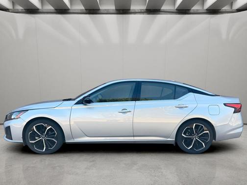 Brilliant Silver Metallic 2023 Nissan Altima SR FWD