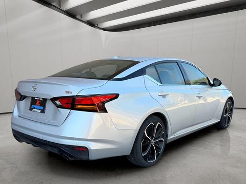 Brilliant Silver Metallic 2023 Nissan Altima SR FWD