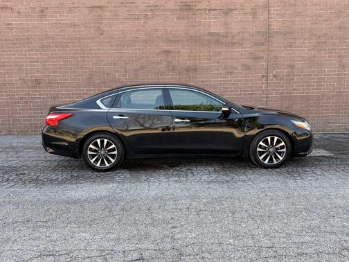 Super Black 2017 Nissan Altima 2.5 SV