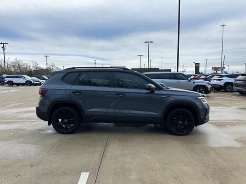 2024 Volkswagen Taos 1.5T SE Black