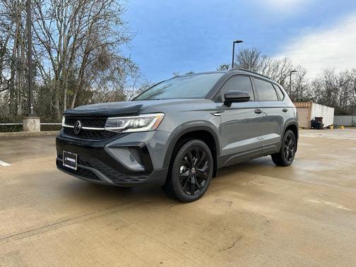 2024 Volkswagen Taos 1.5T SE Black