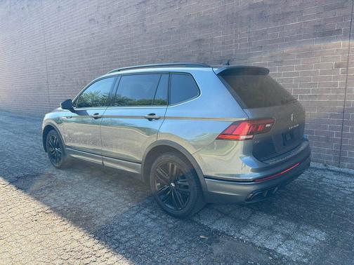 Platinum Gray Metallic 2022 Volkswagen Tiguan 2.0T SE R-Line Black 4MOTION