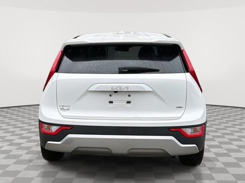 Snow White Pearl 2023 Kia Niro LX