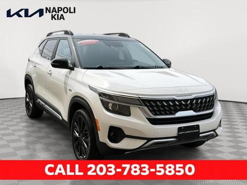 Clear White / Black Roof 2022 Kia Seltos Nightfall