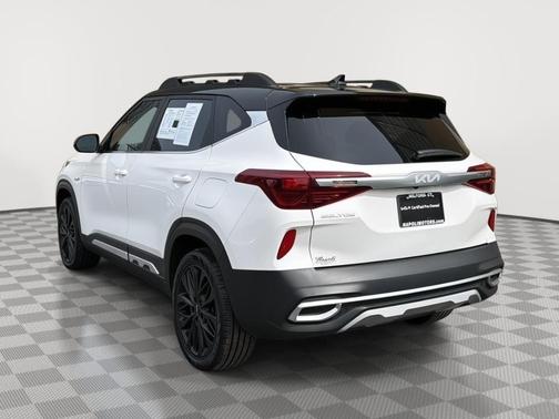 Clear White / Black Roof 2022 Kia Seltos Nightfall