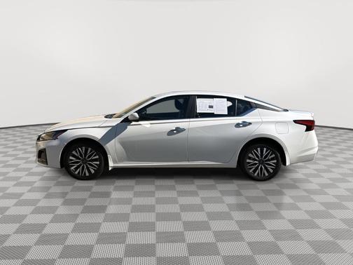 White 2023 Nissan Altima 2.5 SV