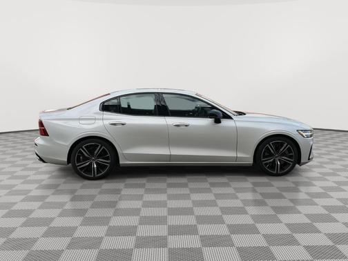 Crystal White Pearl Metallic 2019 Volvo S60 T6 R-Design